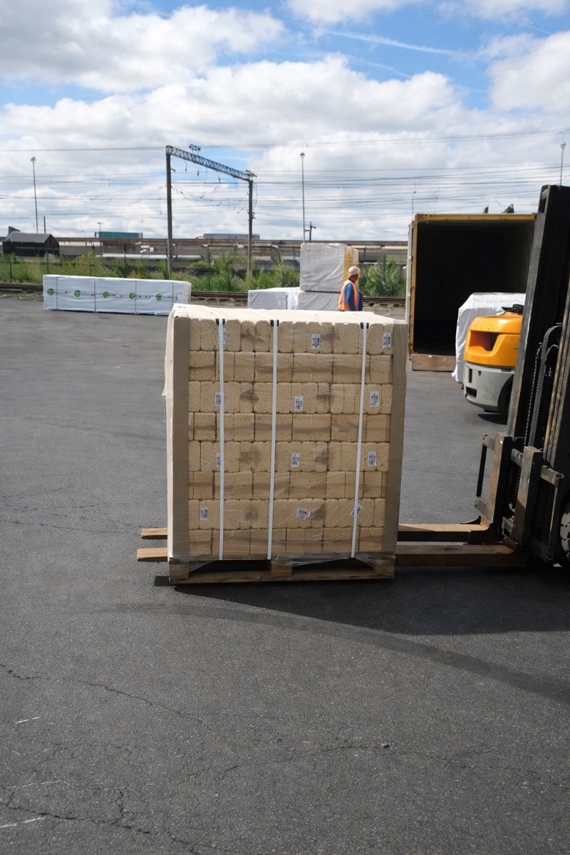 Industrial-pallet-with-compressed-wood-briquettes