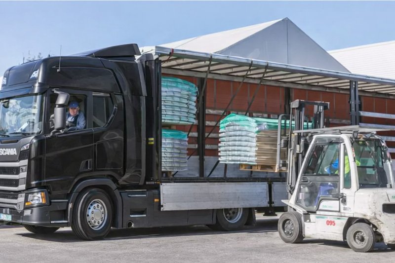 Loading-pallets-under-blue-skies
